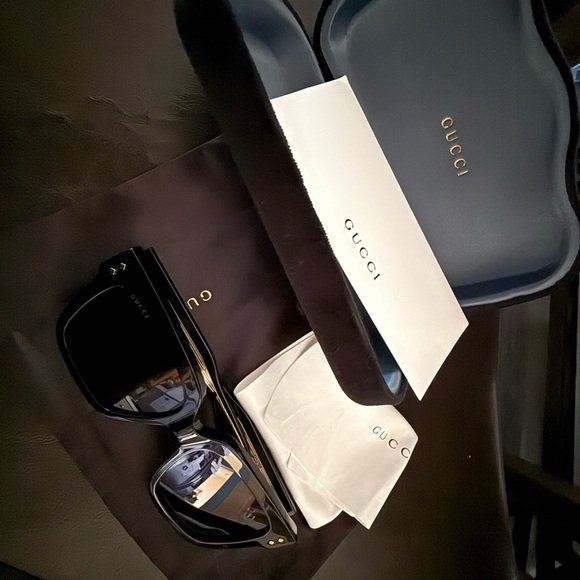 Gucci Elegant Black Sunglasses with Case - Picture 1 of 5